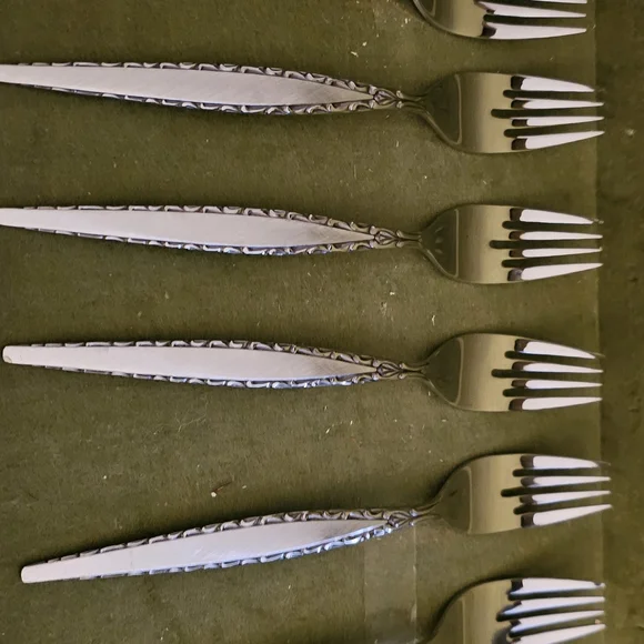 43 Piece Oneida Venitian Silverware Will Ship W/O Box Box Is Roughed Up